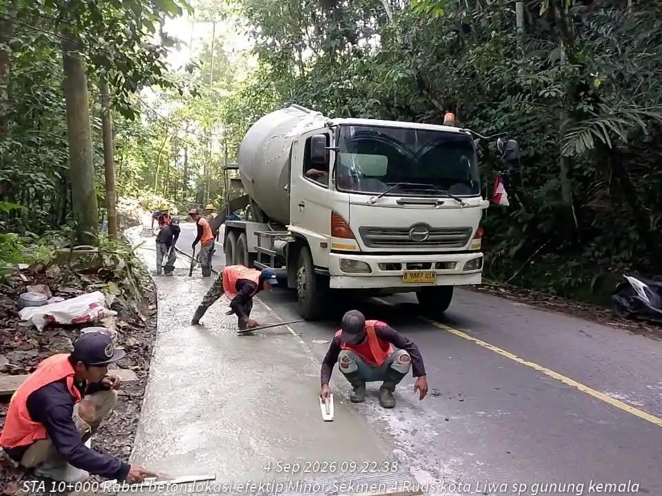 BPJN Perkuat Bahu Jalan Liwa-Krui dengan Rabat Beton