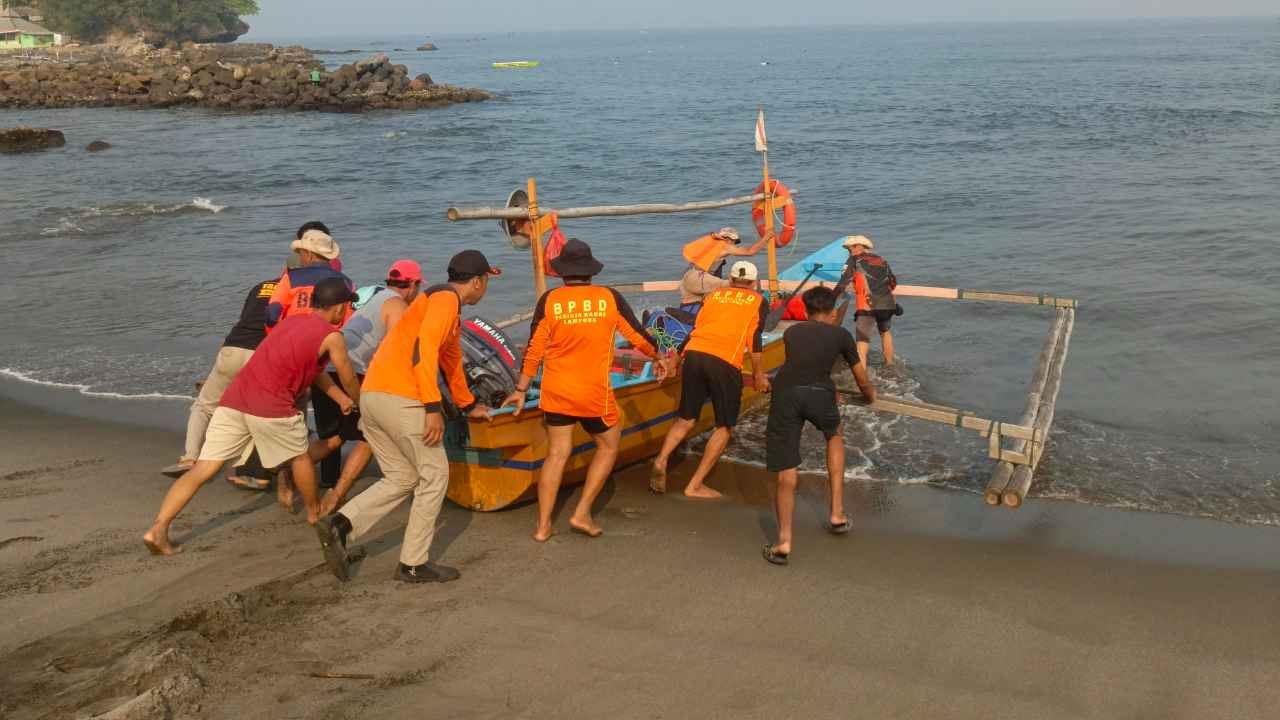 Pencarian Nelayan Sahroni di Perairan Walur Berlanjut, Tim SAR Sisir Laut dan Pantai