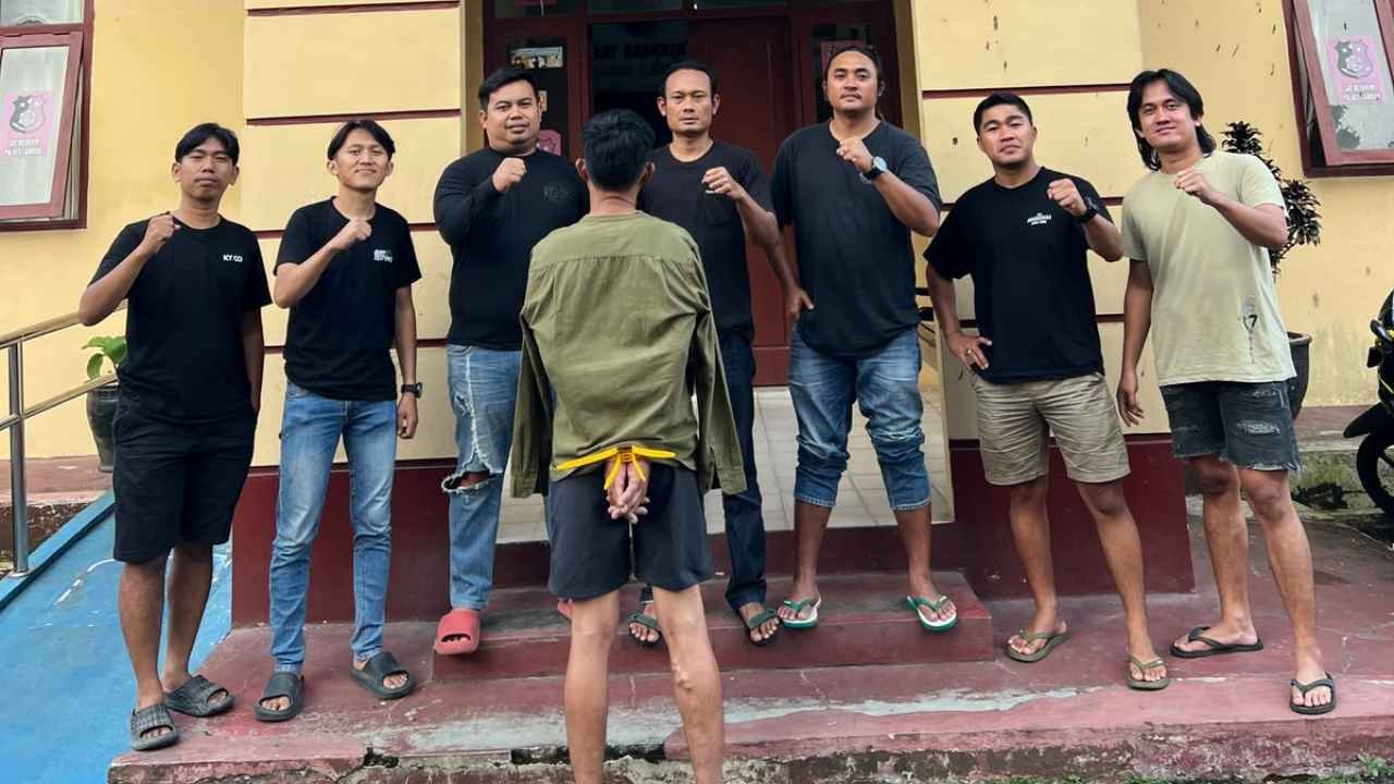Tim URC Satreskrim Polres Lampung Barat menangkap HK, warga Pekon Bedudu, Kecamatan Belalau, atas dugaan penganiayaan terhadap Rosi Ardianto hingga mengalami luka robek di kepala dan ancaman menggunakan pisau.