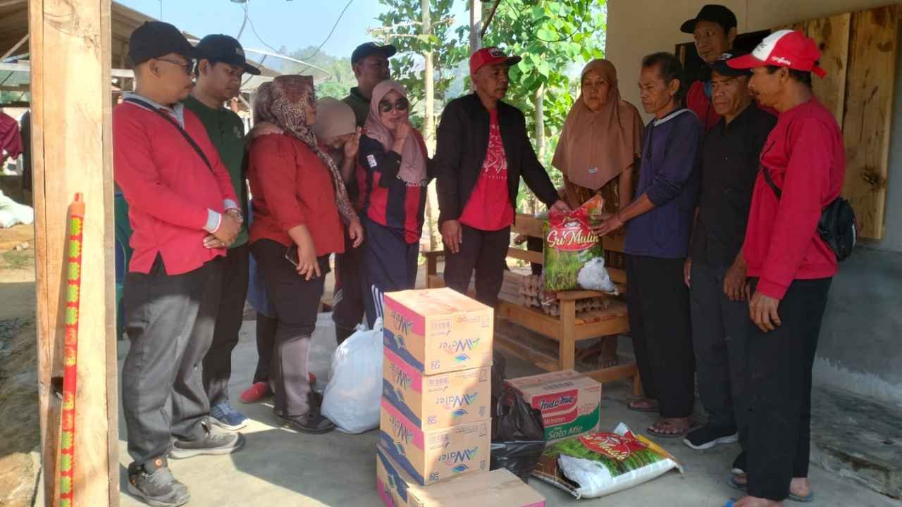 PDI Perjuangan Sumber Jaya Bantu Bersihkan Puing Rumah Kajum yang Ludes Terbakar