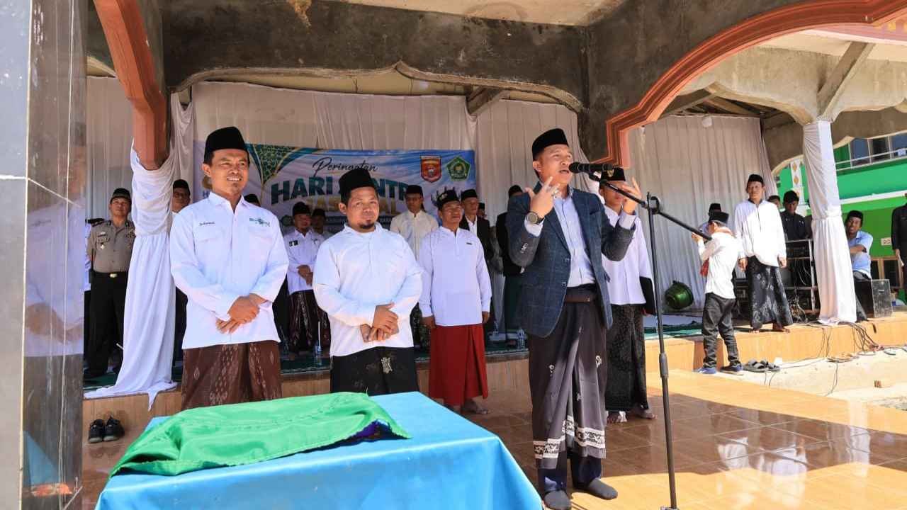 Bikin Haru! Parosil Mabsus Hadiahi Umrah Dua Kiai dan Wisata Kebangsaan untuk Lima Santri Lampung Barat