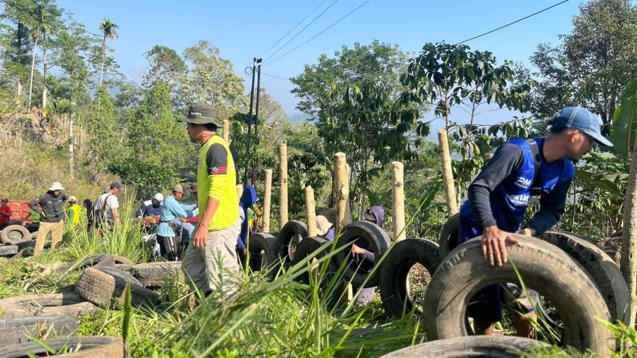 Telan Banyak Korban Jiwa, Warga Trimulyo Pasang 250 Ban Bekas di Tanjakan Rawan Kecelakaan