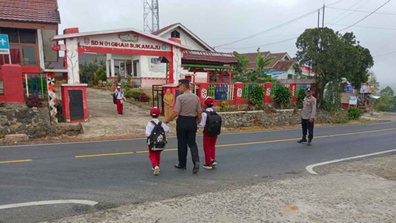 Polsek Sekincau Bantu Siswa SDN 1 Giham Sukamaju Menyeberang Jalan Nasional