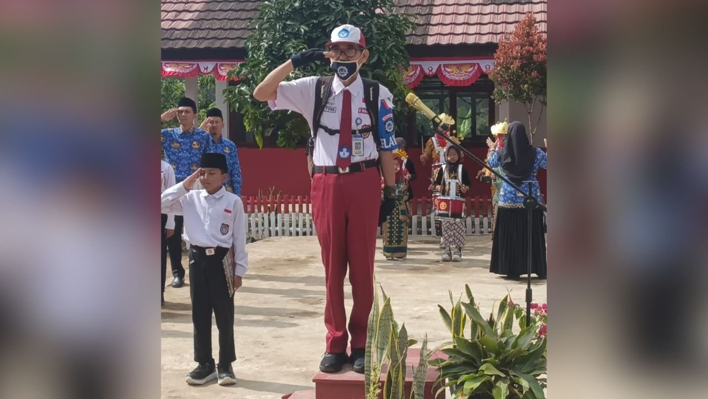 Unik! Upacara HUT RI ke-81 di Sekolah Terpencil Lampung Barat, Pembina Pakai Celana Merah