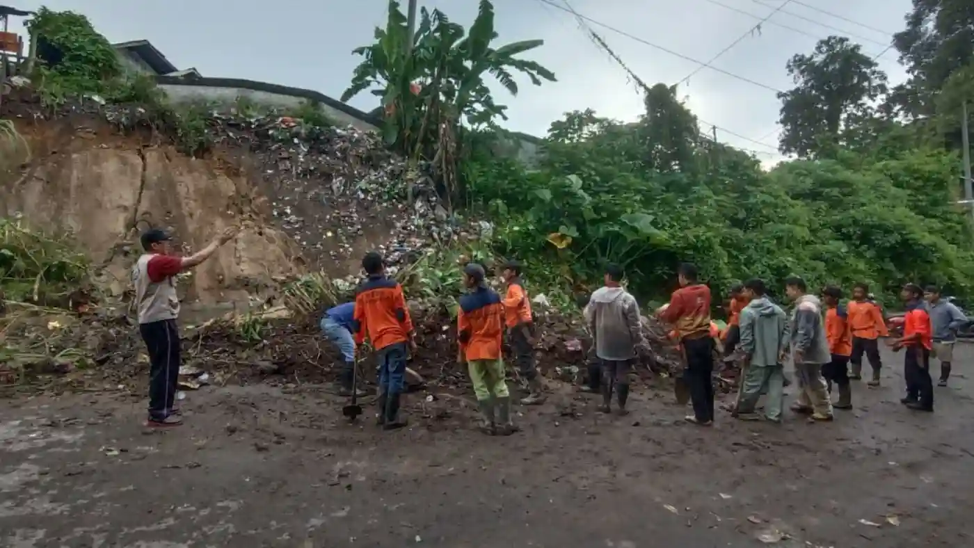 Diguyur Hujan Deras, Longsor Tutup Sebagian Jalan di Tanjakan SPBU Liwa