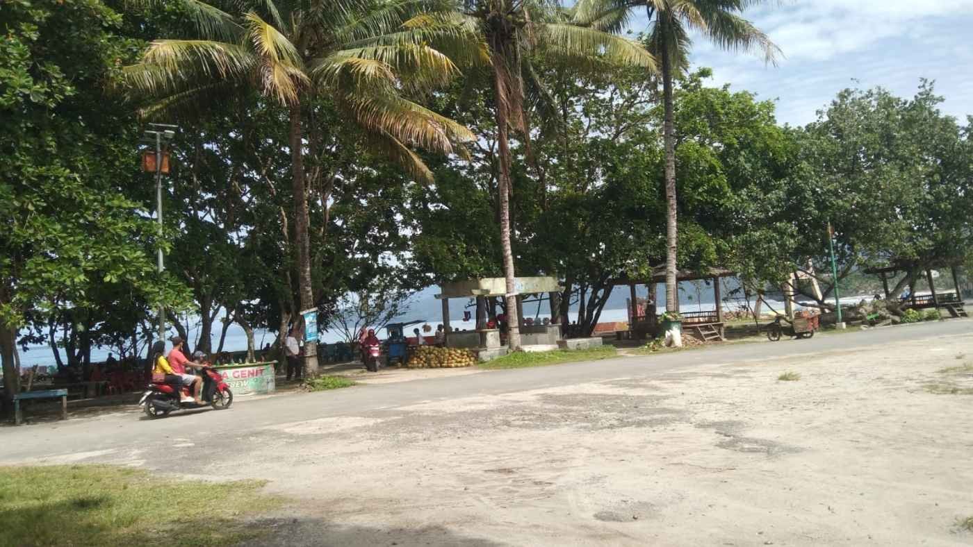 Pemkab Pesisir Barat Libatkan 30 Ibu-Ibu Jaga Kebersihan Pantai Labuhan Jukung