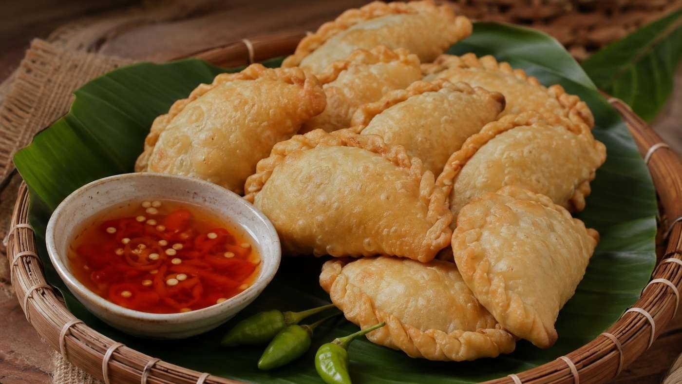 Jalangkote, Kuliner Khas Makassar dengan Kulit Renyah dan Saus Cuka Pedas