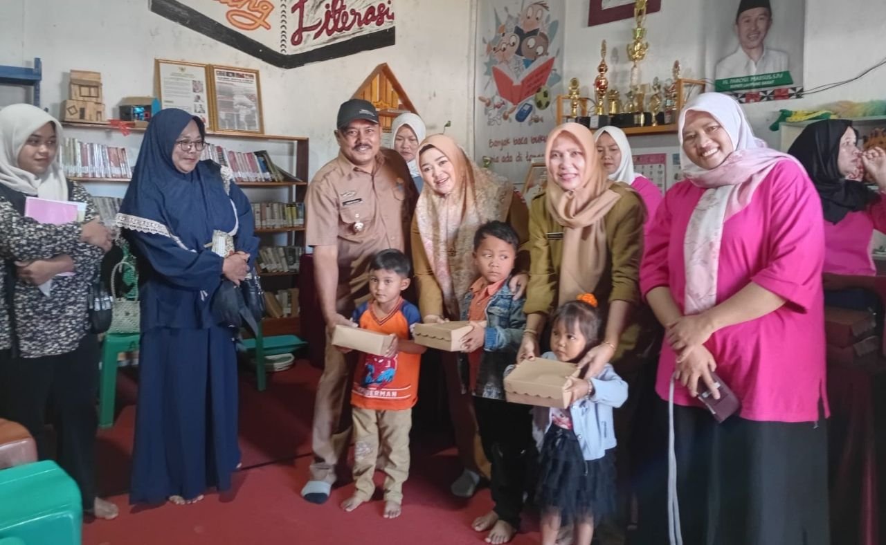 Camat Way Tenong Semangati Ibu Hamil dan Balita Saat Posyandu ILP di Padang Tambak