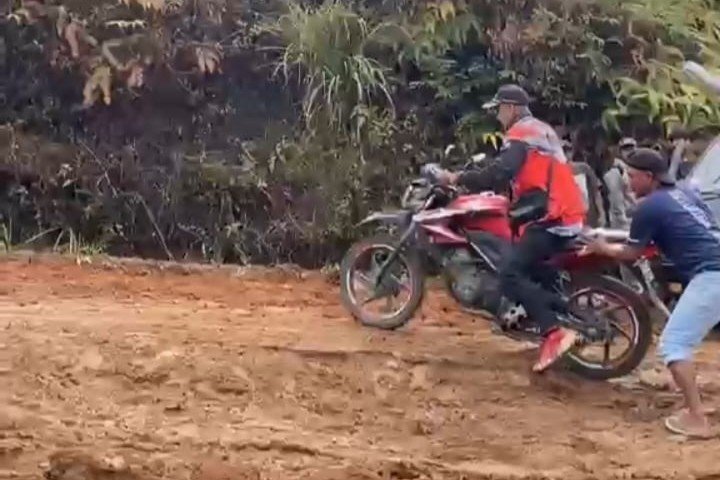 Jalan Penghubung Pampangan-Sukajaya Rusak Parah, Aktivitas Warga Terganggu