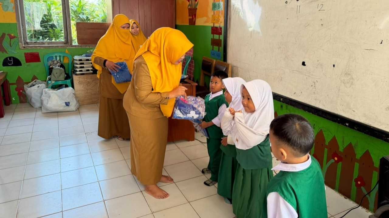 Pekon Ciptawaras Bagikan Seragam Gratis untuk 49 Siswa TK