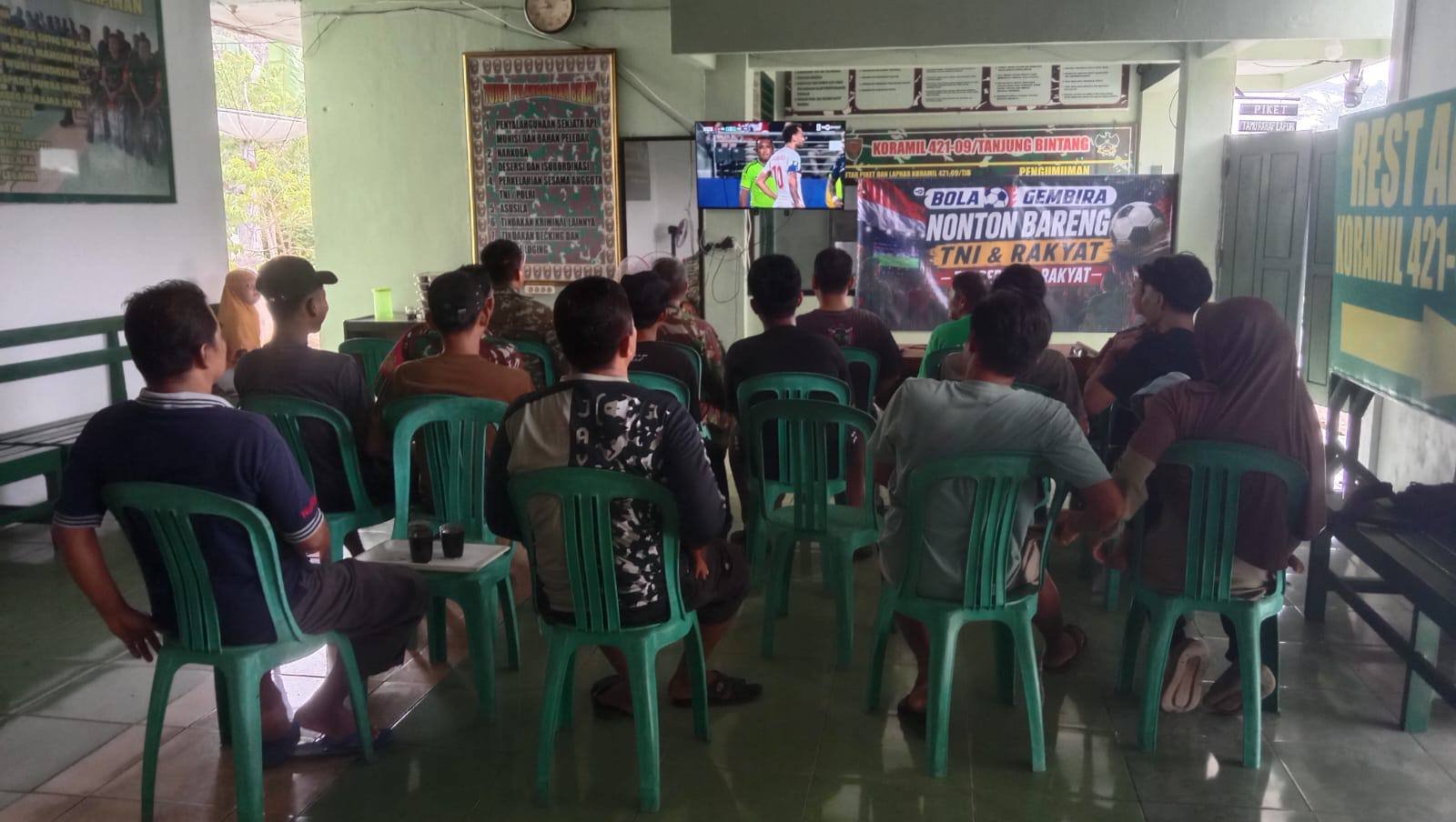 Koramil Tanjung Bintang Gelar Nobar Bola Gembira Bersama  Masyarakat