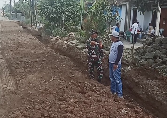 Gotong Royong Revitalisasi Drainase, Desa Marga Agung Siap Dukung Program Desa Helau