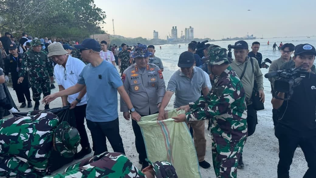 Polda Lampung Ajak Masyarakat Jaga Laut dan Pantai Melalui Gerakan Radin Inten Asri