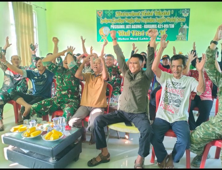 Anggota Koramil 421-09/TJB Nobar Argentina vs Swiss Bersama Warga