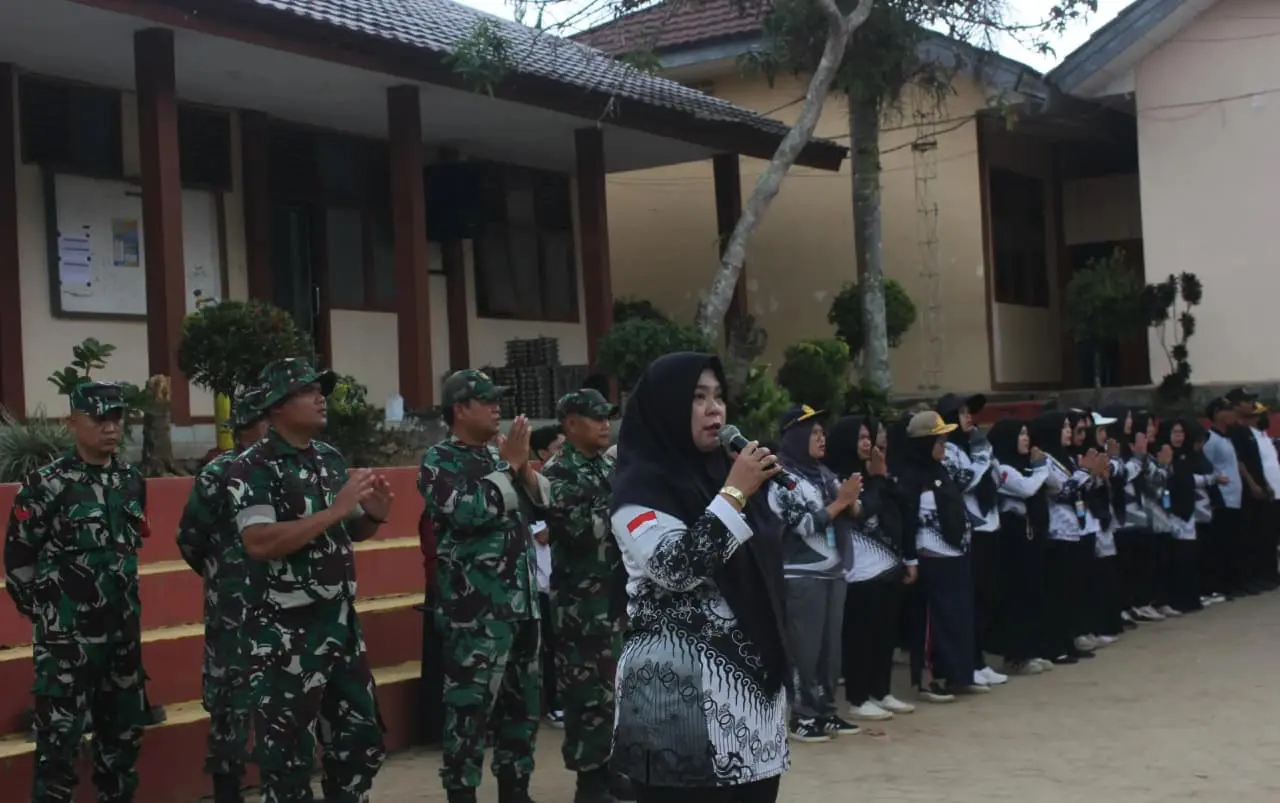 SMKN 1 Way Tenong Libatkan TNI Bentuk Karakter 313 Siswa Baru Lewat Madabintal