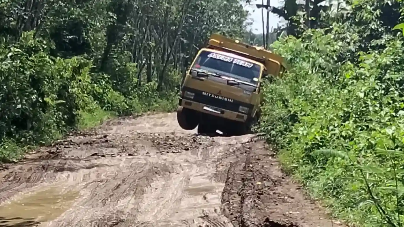 Warga Dusun Lebak Kelapa Keluhkan Jalan Rusak Diduga Dampak Aktivitas PT Jaya Abadi Tapioka