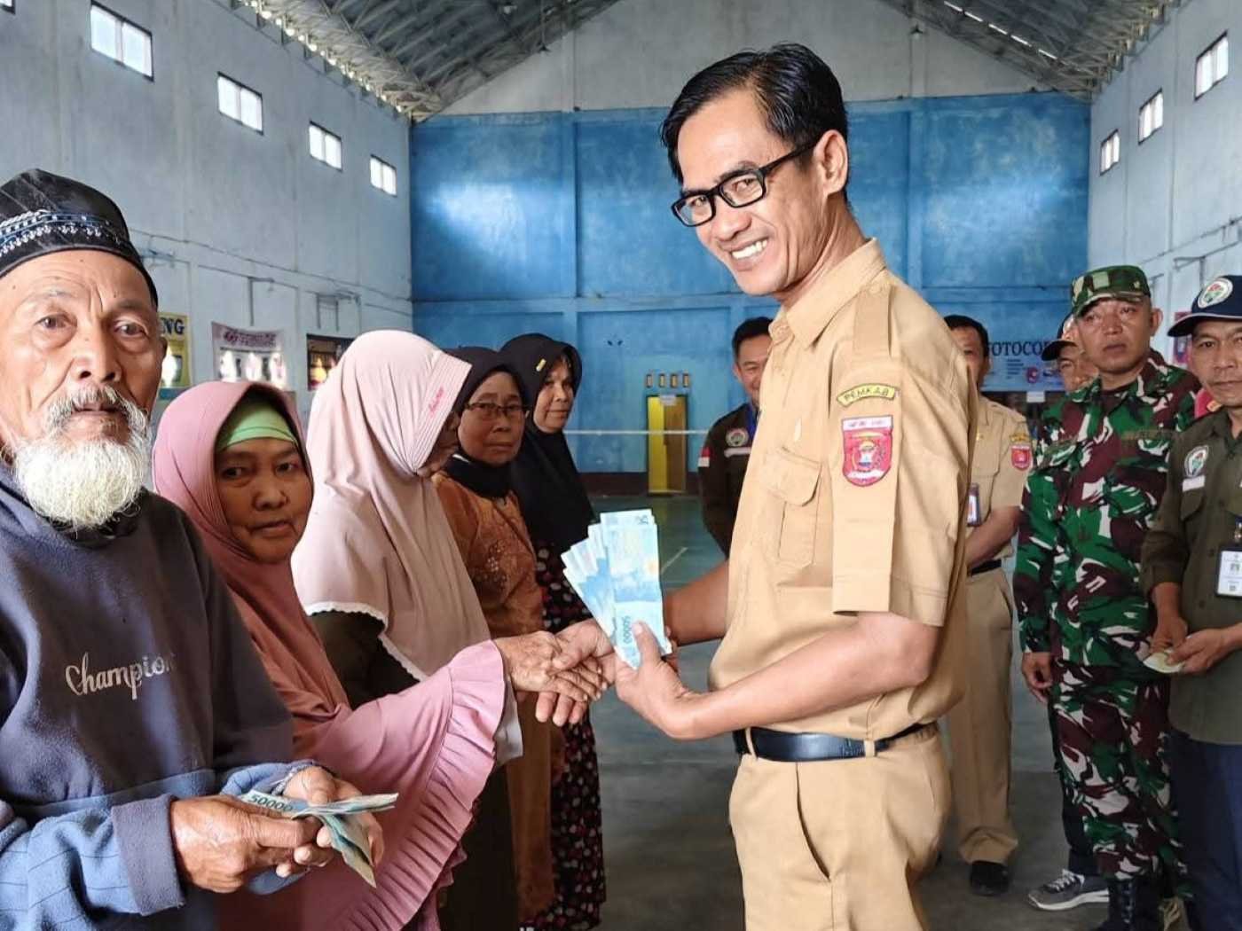 Pekon Karang Agung salurkan BLT-DD Tahap I Untuk 9 KPM