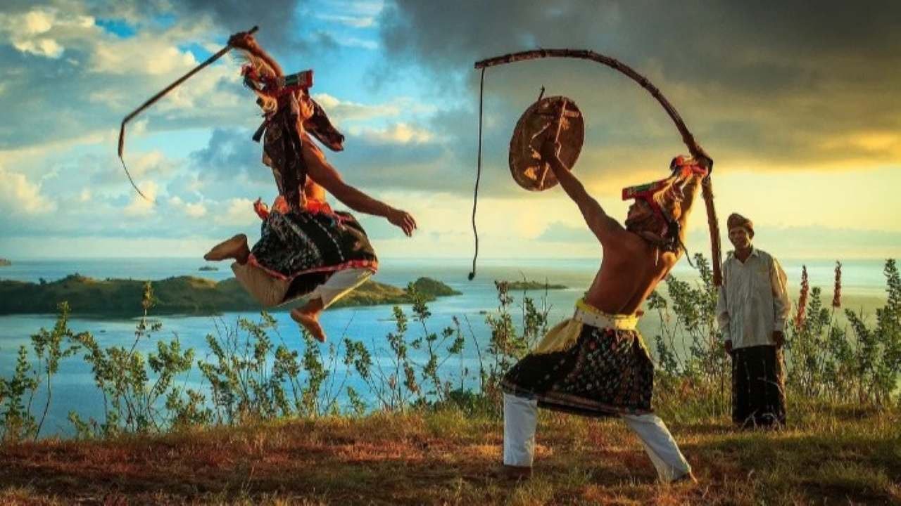 Mengenal Tari Caci, Tarian Adu Ketangkasan Khas Manggarai Flores