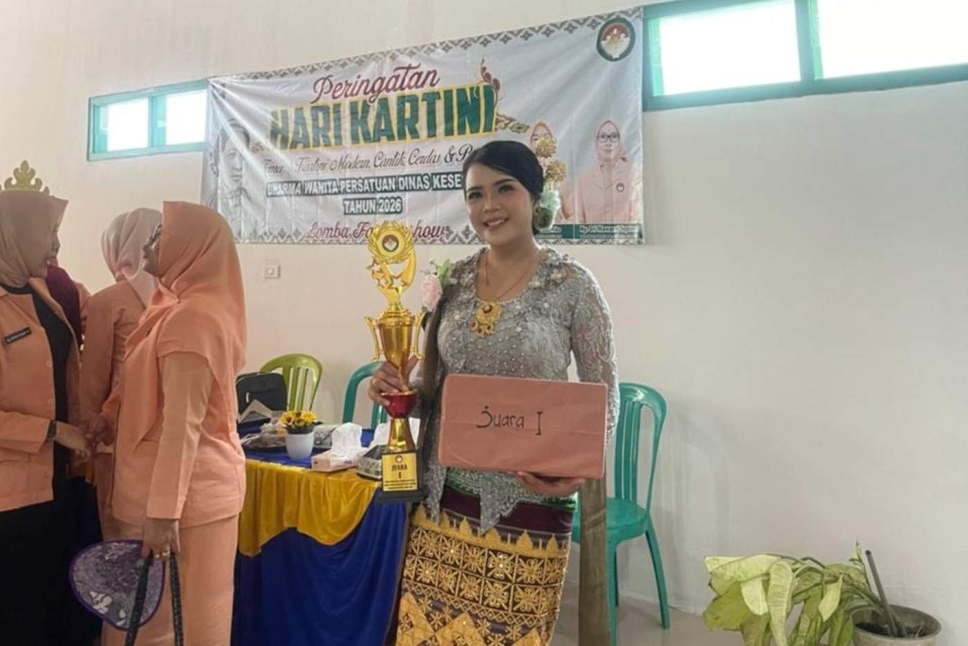 Puskesmas Krui Selatan Sabet Juara I Fashion Show DWP Dinkes