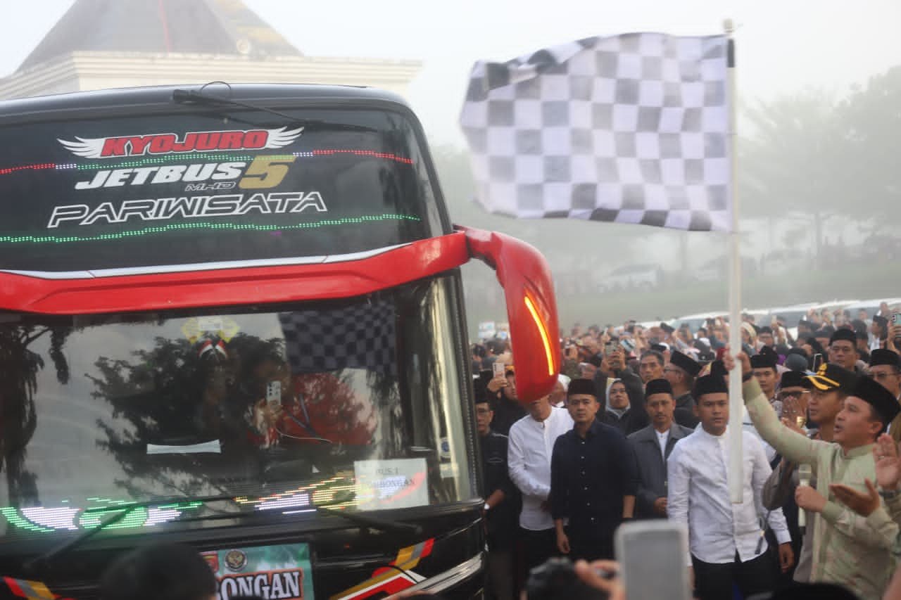 Bupati Parosil Mabsus Lepas Pemberangkatan Calon Jemaah Haji Lampung Barat.