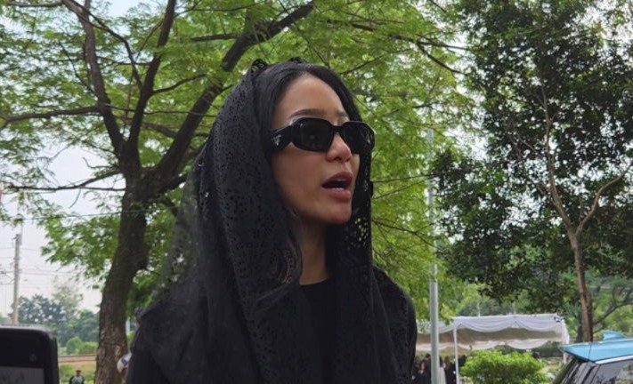 Cinta Sehidup Semati, Ibunda Bunga Zainal Siapkan Makam Berdampingan dengan Suami
