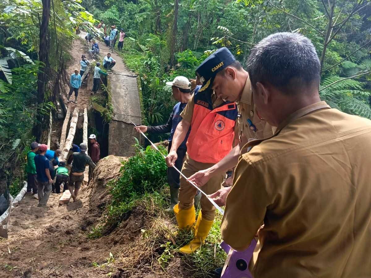 Jembatan Way Menjadi–Talang Ulak Putus Diterjang Hujan Deras