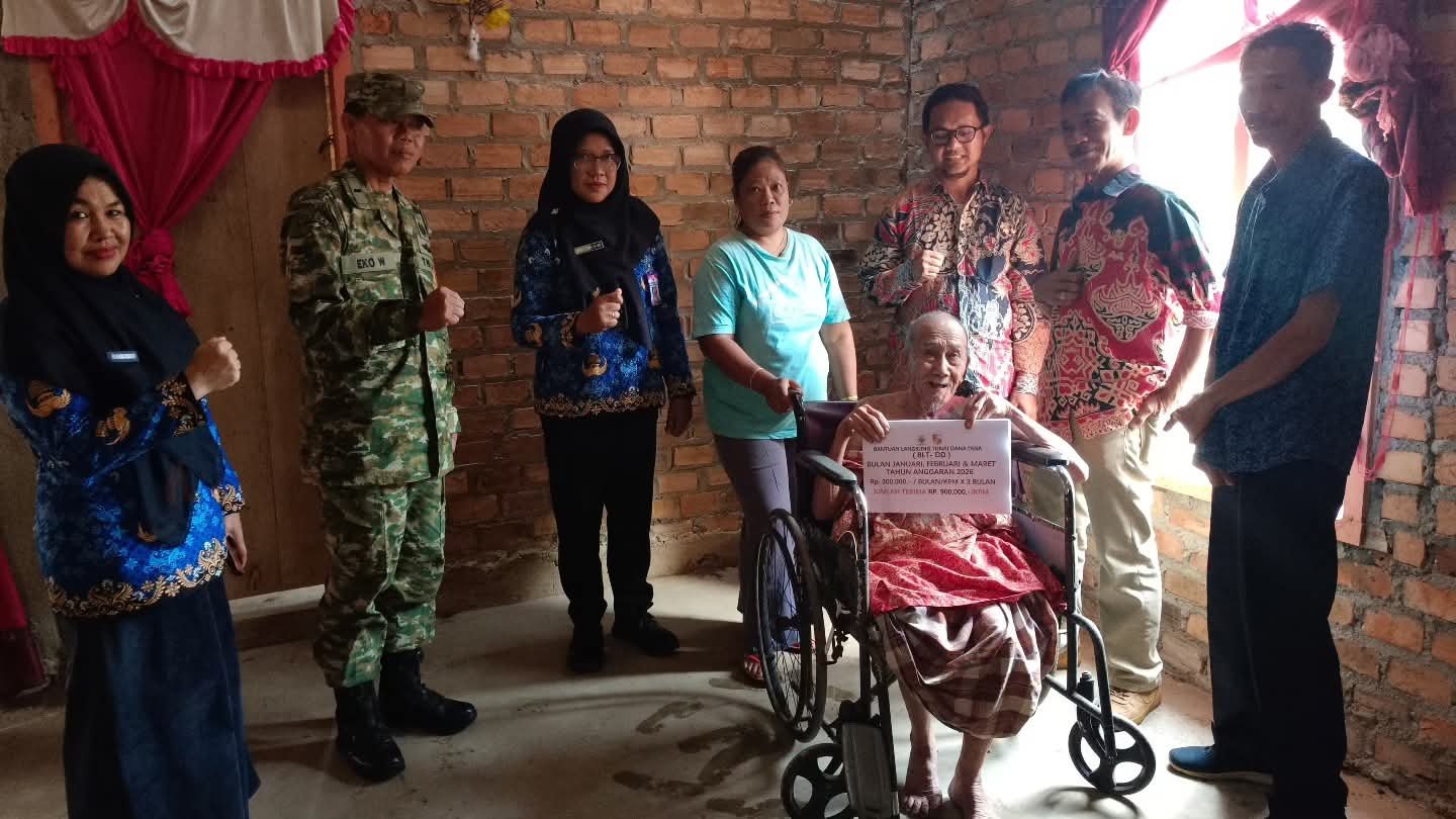 Pemdes Cempaka Timur Salurkan BLT DD Secara Door to Door