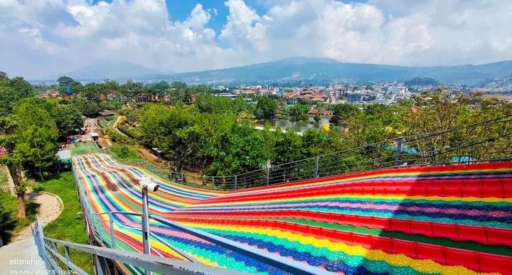 Rainbow Slide Lembang, Wahana Seluncur Warna-Warni Favorit Wisatawan Bandung Barat