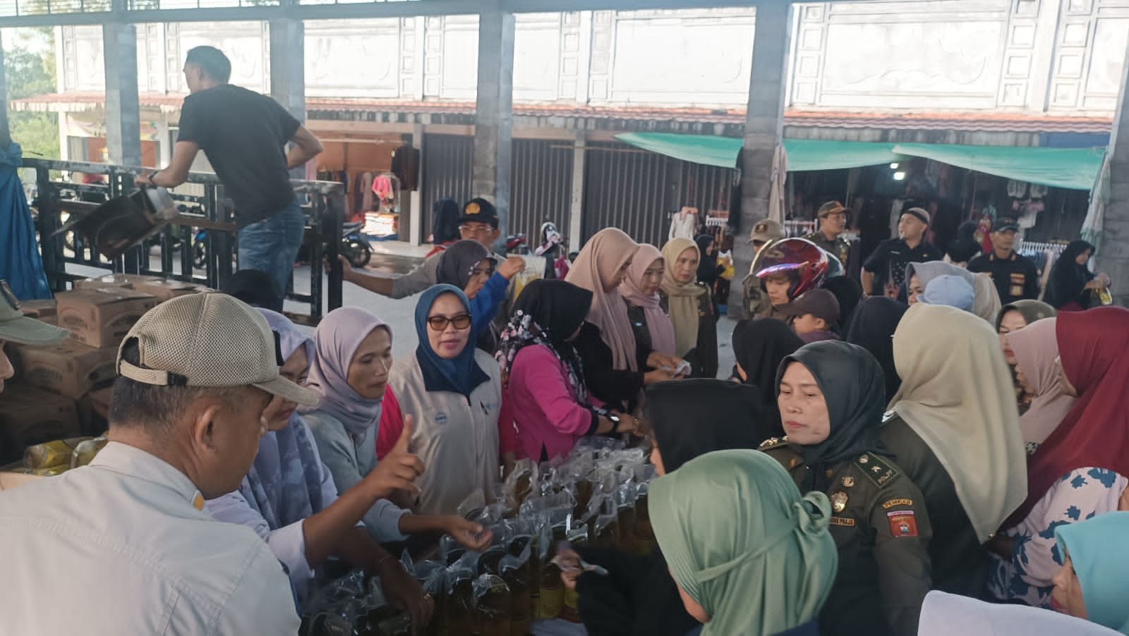 Minyakita Rp15.500 Diserbu Warga, 6.000 Liter Ludes Terjual di Lampung Barat