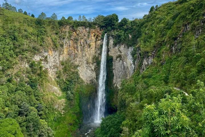 Menikmati Keindahan Air Terjun Sipiso-piso di Kabupaten Karo