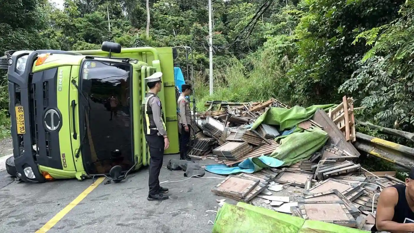 Truk Bermuatan 21 Ton Keramik Terguling Akibat Rem Blong di Jalur TNBBS