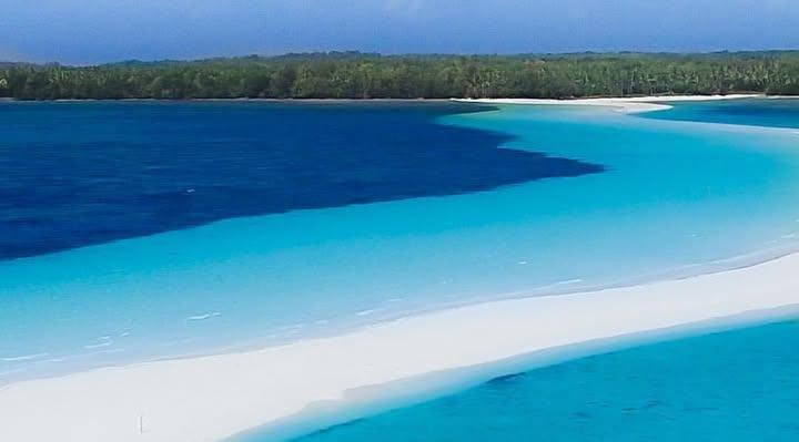 Pesona Pantai Ngurtavur, Jalur Pasir Putih Ajaib di Tengah Laut Maluku Tenggara