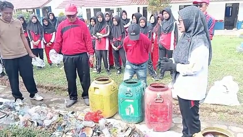 Hari Lingkungan Hidup Sedunia, Camat Kebuntebu Pimpin Aksi Bersih Sampah Plastik