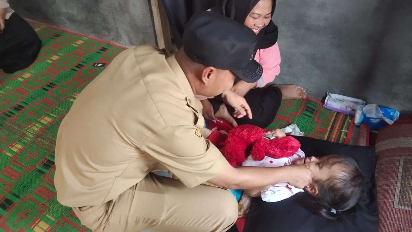 Camat Batu Ketulis Bantu Balita Penderita Hidrosefalus dan Korban Amputasi di Argomulyo