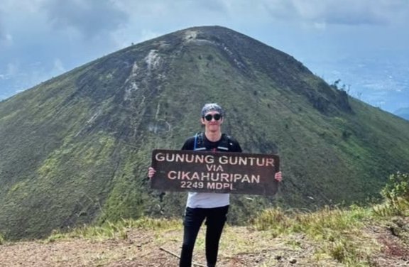 Pesona Gunung Guntur, Gunung Eksotis di Garut dengan Tujuh Puncak Menawan