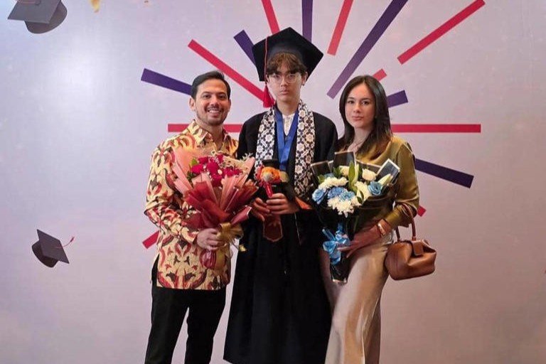 7 Pasangan Artis Tetap Kompak Hadiri Wisuda Anak Meski Sudah Bercerai
