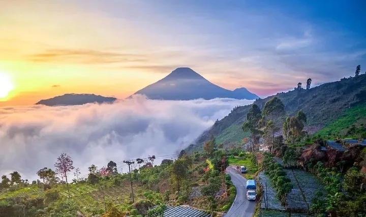 3 Spot Sunrise Terbaik di Dieng dengan Panorama Negeri di Atas Awan