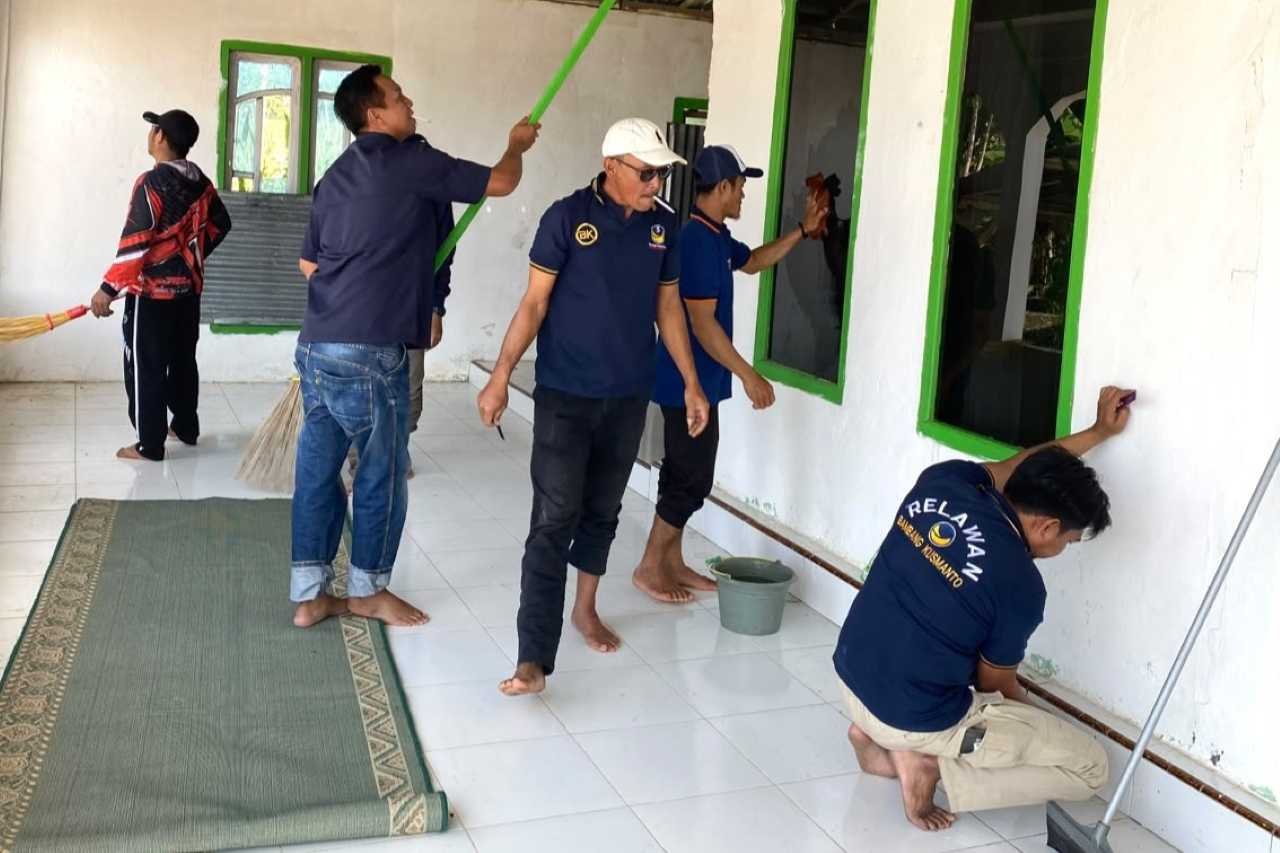 NasDem Lampung Barat Gelar Jumat Bersih, Gotong Royong Bersihkan Masjid Bersama Warga