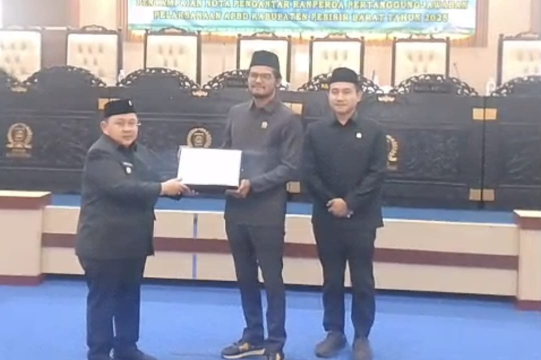 Paripurna Sempat Diskors, Pemkab Pesbar Sampaikan Pertanggungjawaban APBD 2025