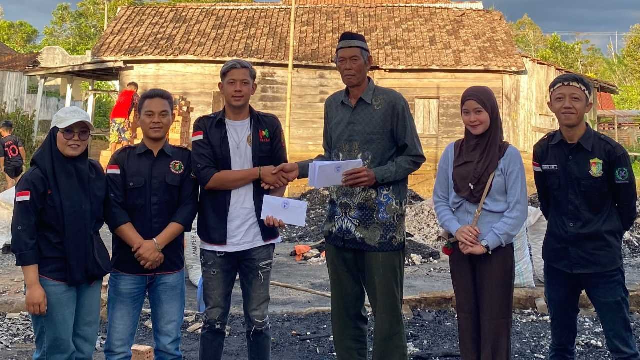 Komunitas dan Club Lampung Barat Salurkan Bantuan untuk Korban Kebakaran di Sukaraja