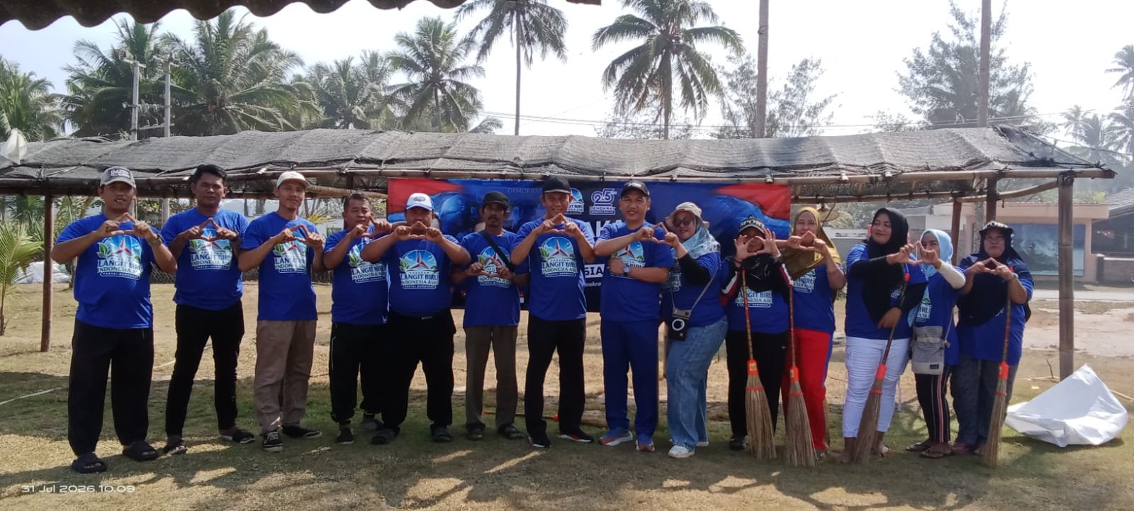 Demokrat Pesisir Barat Tanam Pohon dan Bersihkan Pantai, Dorong Pelestarian Lingkungan Pesisir