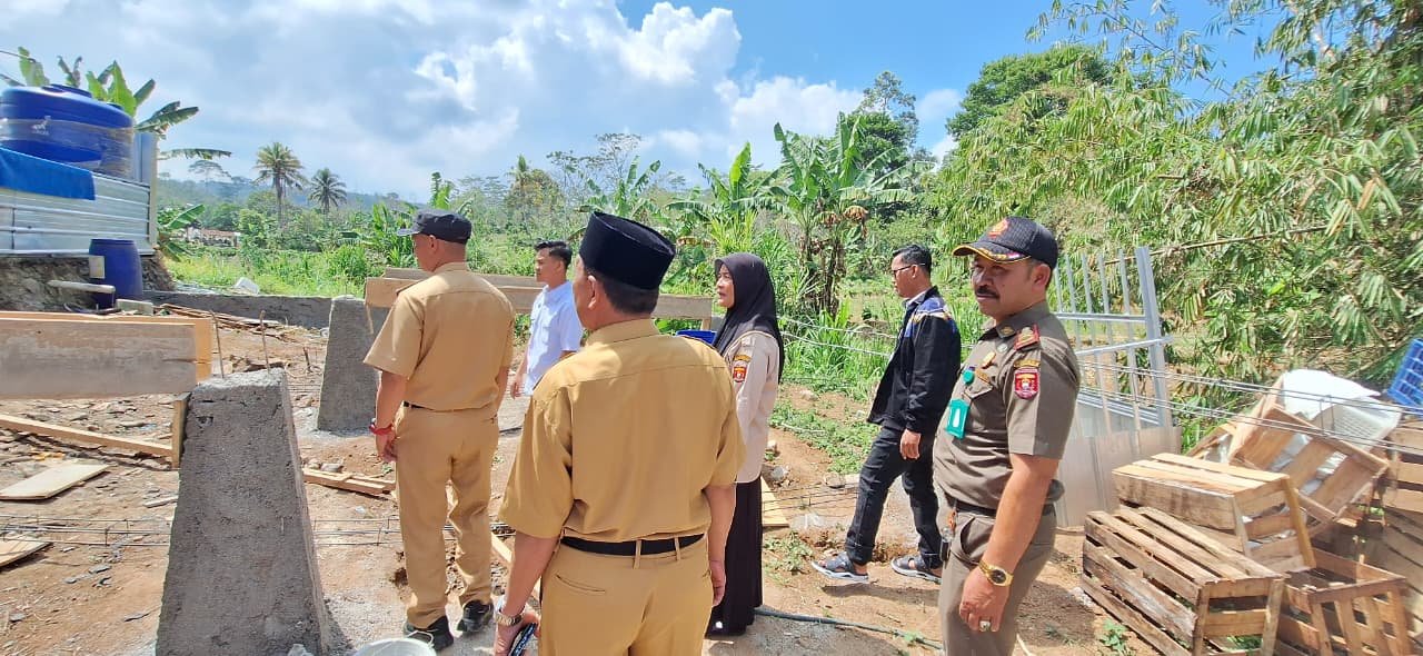 Tinjau Dapur MBG Way Ngison, Camat Batu Ketulis Pastikan Limbah Tak Cemari Lingkungan