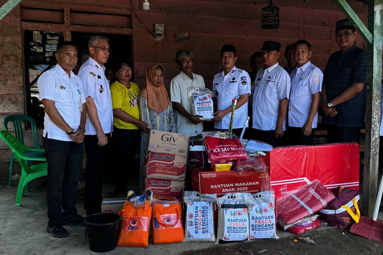 Bupati Dedi Irawan Tinjau Korban Kebakaran Pelita Jaya, Serahkan Bantuan untuk Warga Terdampak