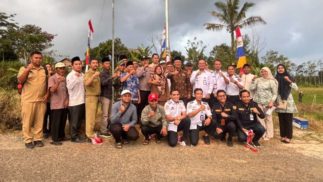 Mukhlis Basri Resmikan 69 Titik Lampu Jalan di Lampung Barat, Kebun Tebu Terima 45 Unit