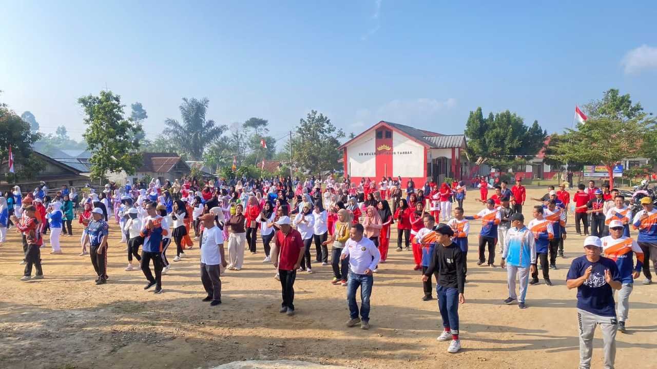 Senam KJS Way Tenong di Padang Tambak Meriah, Camat Apresiasi Antusiasme Warga