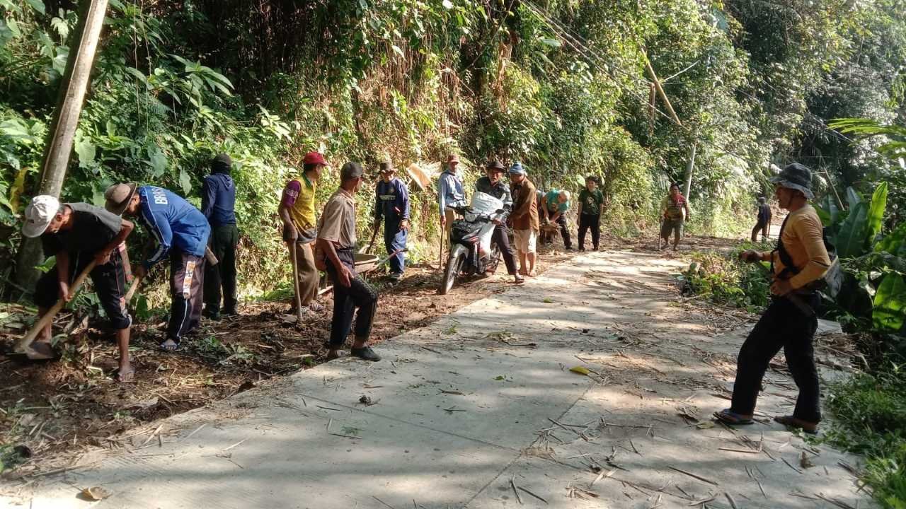 5 Tahun Rusak, Warga Turgak Swadaya Perlebar dan Cor Jalan