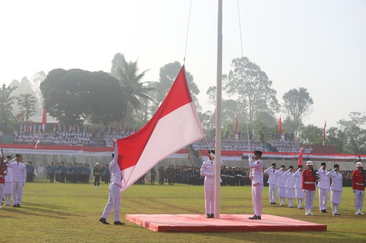 Merah Putih Berkibar Gagah di Lampung Barat, Parosil Ajak Warga Isi Kemerdekaan dengan Kerja Nyata