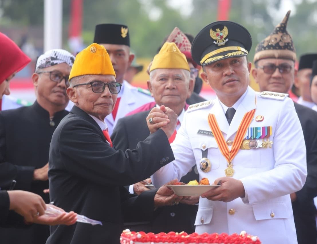 Parosil Serahkan Tali Asih kepada Veteran, Jasa Pahlawan Tak Boleh Dilupakan