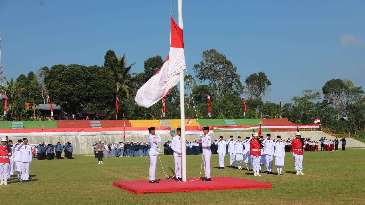 Bendera Diturunkan, Mad Hasnurin Minta Semangat Kemerdekaan Tetap Menyala di Lampung Barat