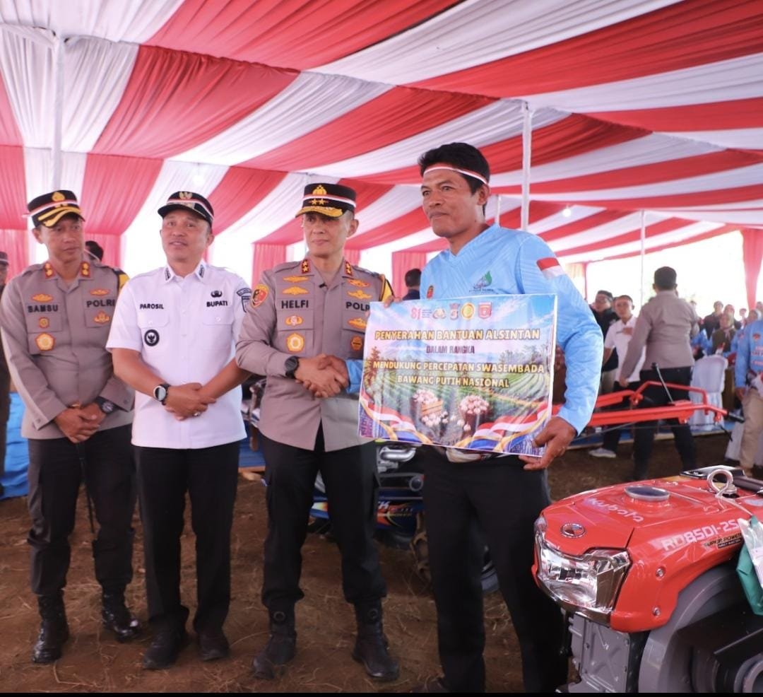 Kapolda Lampung Serahkan Dua Traktor untuk Petani Bawang Putih di Lambar